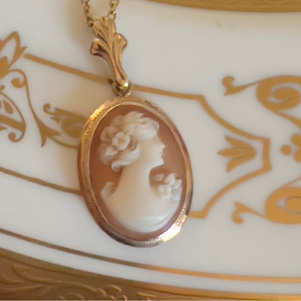 Vintage 10K Gold Shell Cameo Pendant Necklace Hand Carved 1960s/70s